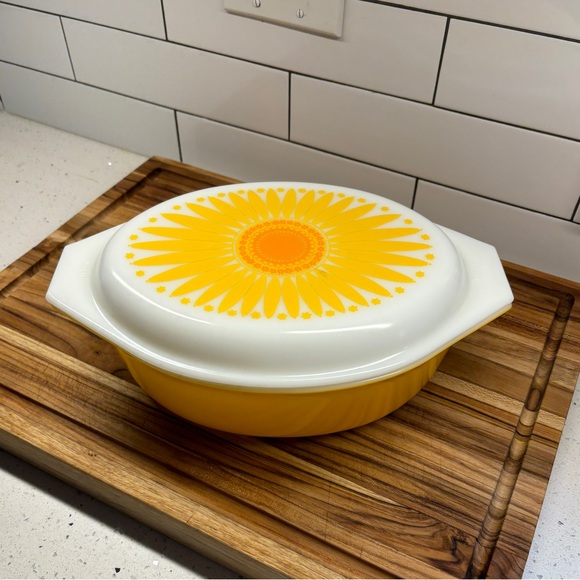 Vintage Pyrex #054 Daisy Sunflower Casserole Dish